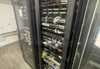Equipo de Sertic Networks trabajando en una instalación